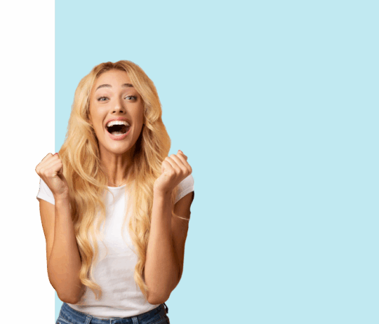 Personne en tenue décontractée levant les poings en signe de réussite, sur fond bleu clair.