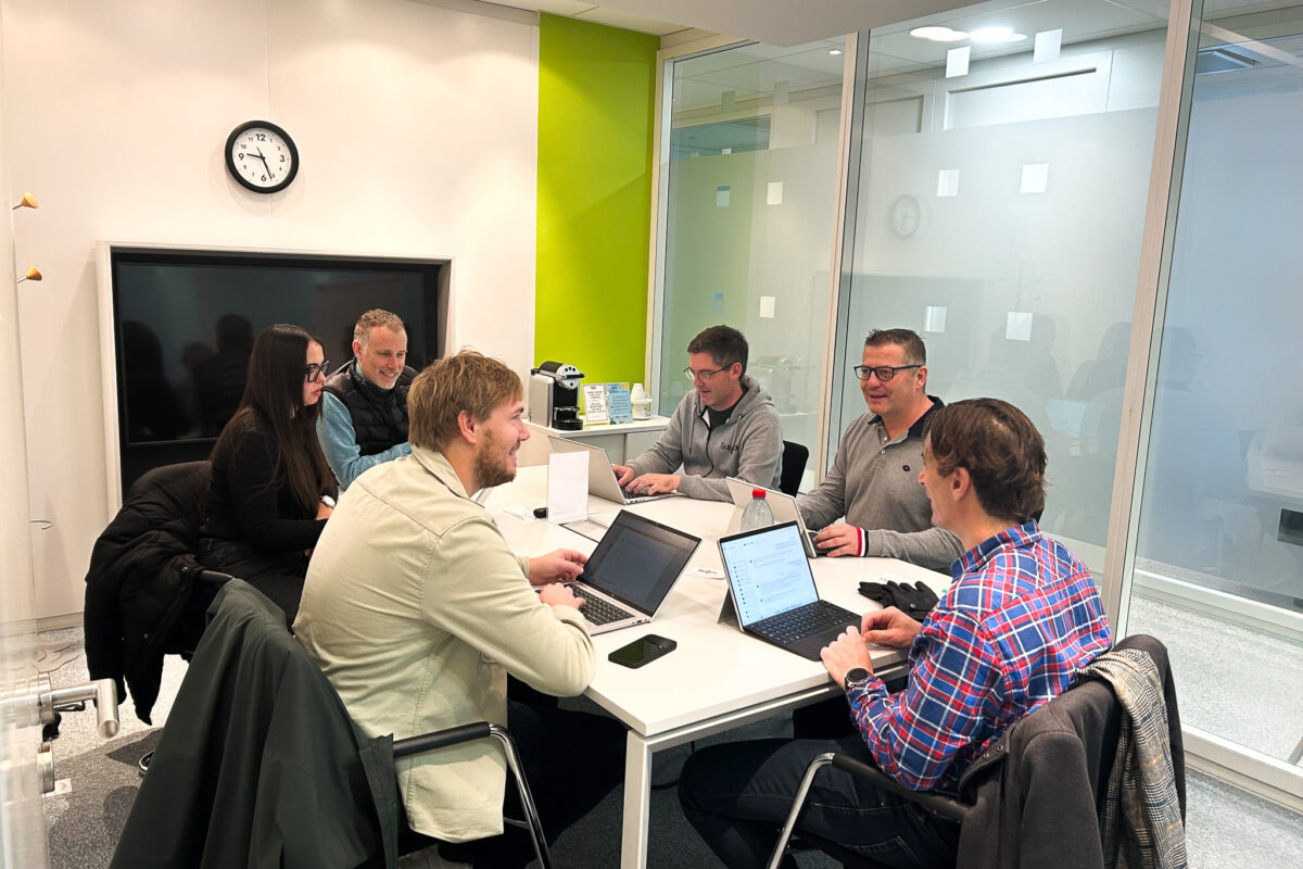 Équipe TBS en réunion de travail dans les nouveaux bureaux de Nantes, dans un environnement moderne dédié au conseil IT et à la transformation digitale.