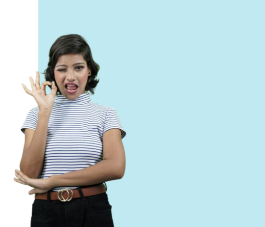 Personne effectuant un geste « OK » sur un fond bleu clair.